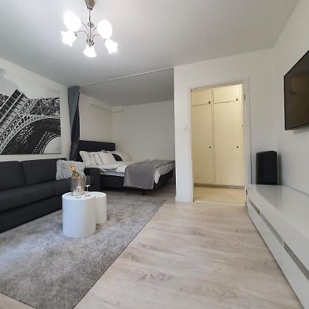 Close To The Metro And The Beach!!! With A View Of The Scandinavian Forest Stockholm Bagian luar foto