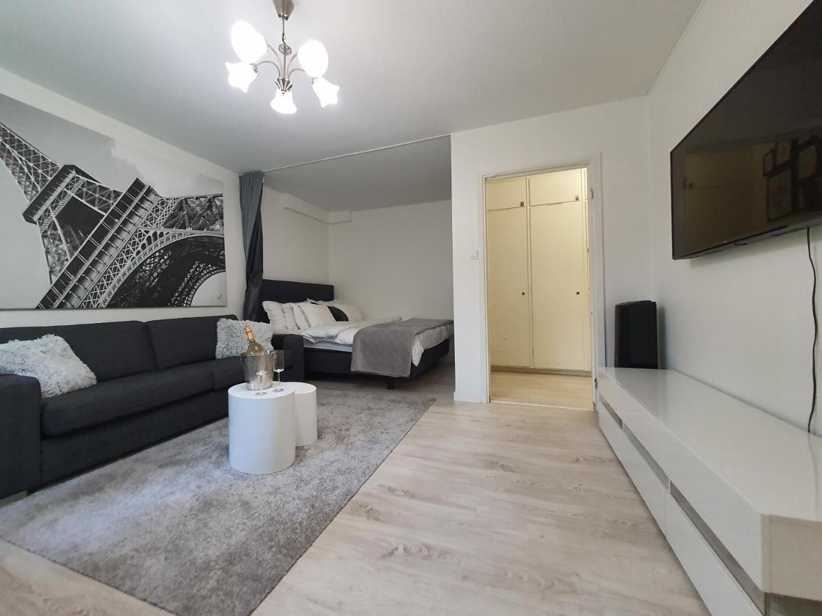 Close To The Metro And The Beach!!! With A View Of The Scandinavian Forest Stockholm Bagian luar foto